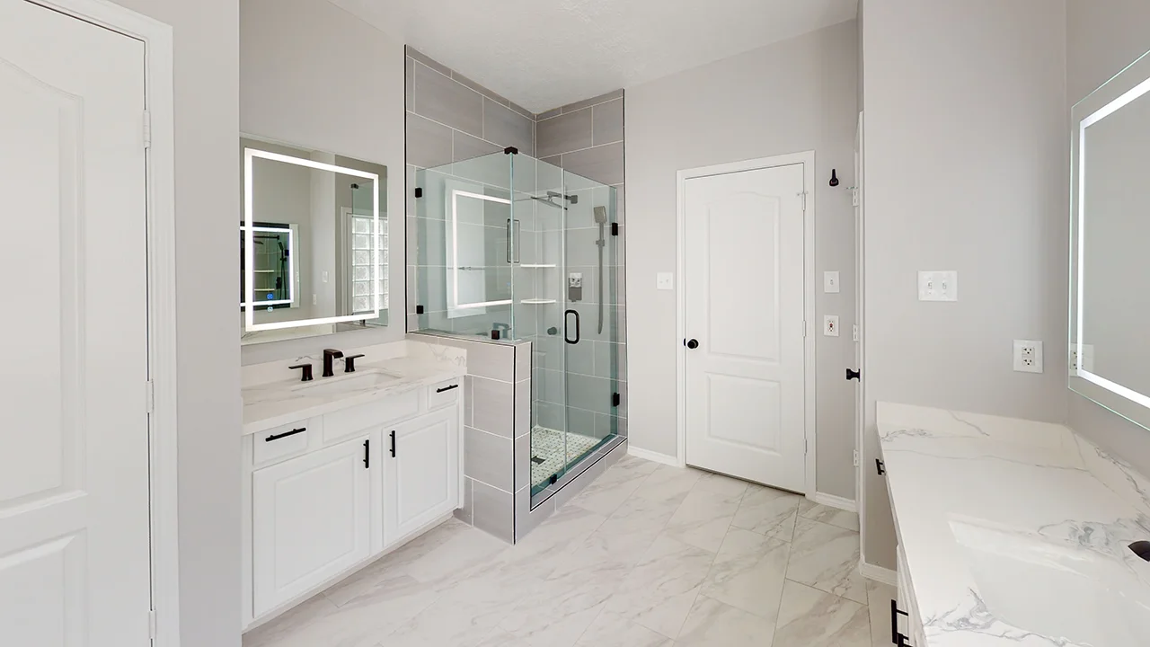Salle de bain avec douche vitrée et meuble-lavabo